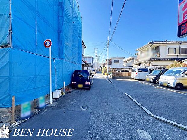 カースペース・お車利用の家族に嬉しいカースペース。障害物も少なく車庫入れもスムーズに出来ます。