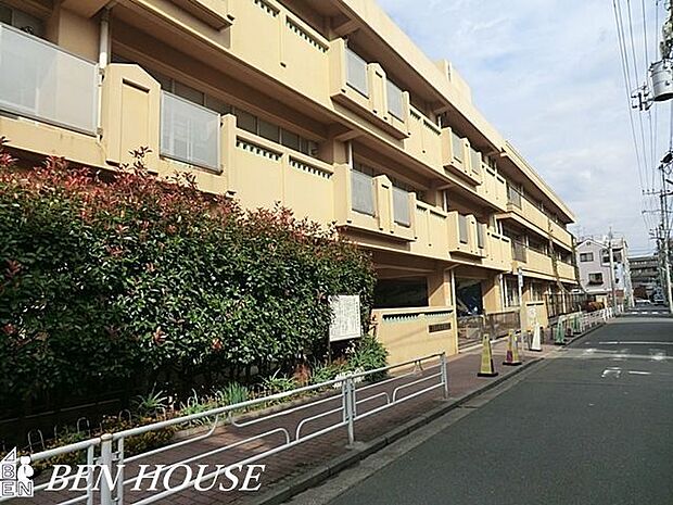 横浜市立末吉小学校 徒歩8分。教育施設が近くに整った、子育て世帯も安心の住環境です。 570m