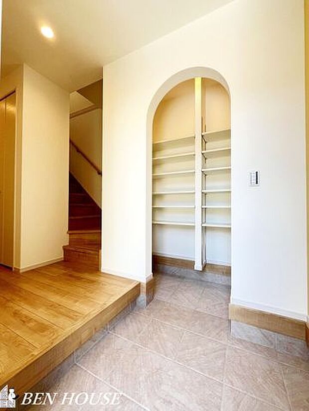 玄関広々とした玄関！大容量のシューズボックスもあり、ご家族全員の靴もしっかり収まりますね。