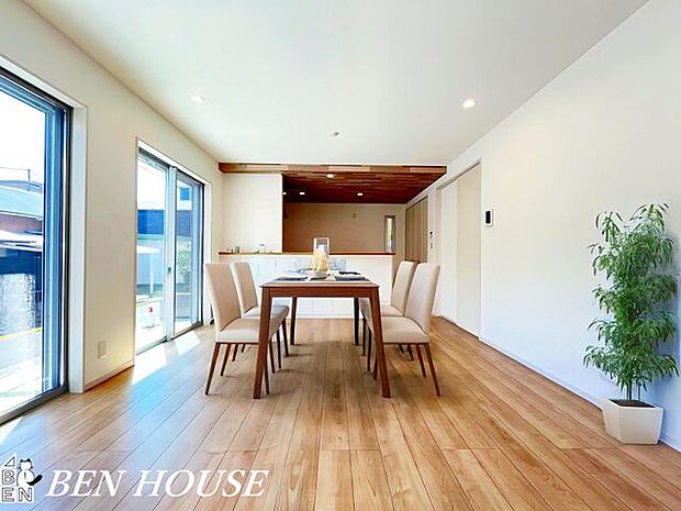 リビング・すっきり保ちやすく、日常が心地よく続く空間です。・本画像はCGで作成しており、実際に現地に家具は置かれておりません。また、価格に家具は含まれておりません。