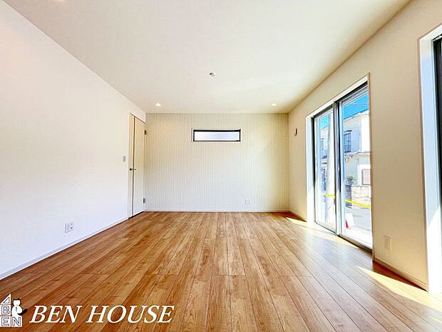 リビング・大型ＴＶも余裕。インテリアプランが考えやすいワイドで広々とした便利なリビングです。