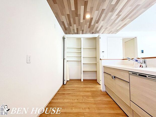 キッチン・キッチン横の収納は食料品や日用品のストックに便利です。育ち盛りのお子様がいるご家庭にも嬉しい設備です。