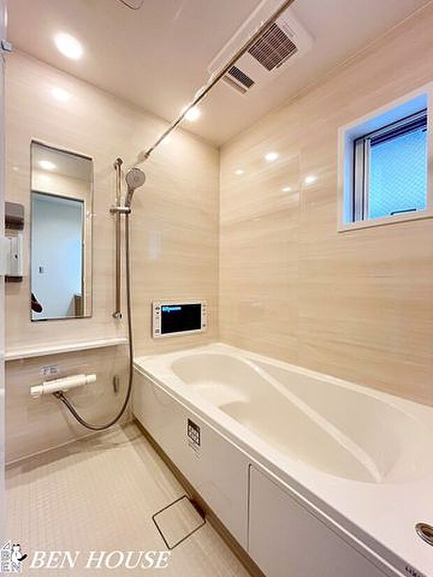 バス・広々としたバスルームは、換気乾燥暖房機完備です♪さらに液晶浴室ＴＶ付き♪