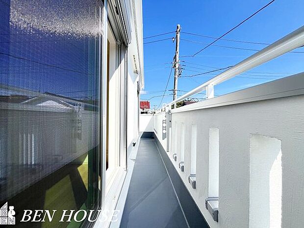 バルコニー・二部屋からアクセスできるワイドスパン。開口部の幅が広く窓が大きいので、自然光の入る量が多く日当り・風通し良好です。