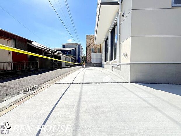 カースペース・建物前面にカースペースがあります。前面道路は交通量が少ないので駐車もラクラクです。駐車可否は車種によります。