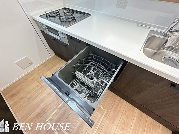 自動食器洗浄乾燥機(同仕様参考写真)・パワフルな洗いで汚れを落としてくれる食洗機。家事の時短になり、ご家族との時間も増えそうです。