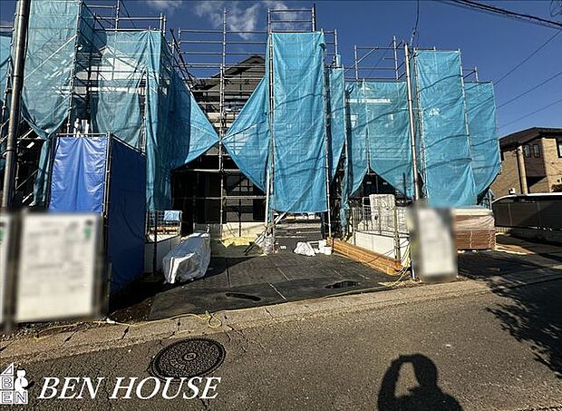 前面道路含む外観・ゆとりある前面道路に面した開放感溢れるお住まいです。見通しの良い前面道路でお車の駐車もしやすいです。