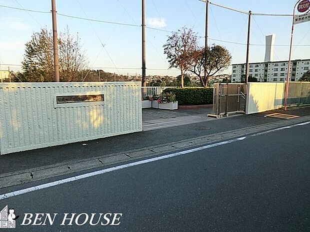横浜市立汲沢中学校 徒歩14分。部活動帰りの帰宅も安心の距離です! 1100m