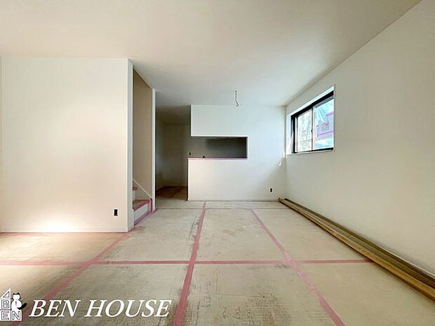 リビング・家族が自然と集まる対面仕様のリビング。家事動線や照明に配慮した設計で、日常の使い勝手が良くゆったりと寛げる居心地の良さがあります。