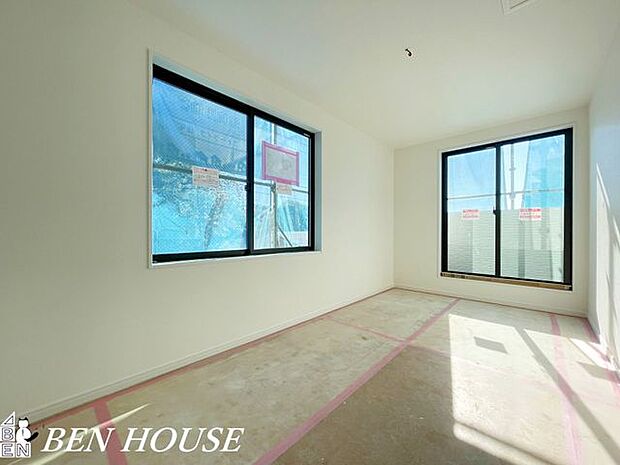 寝室・大きな窓で採光を確保した寝室は、収納計画が整い家具の配置もしやすく、毎朝の目覚めが心地よい落ち着きある暮らしを叶えます。