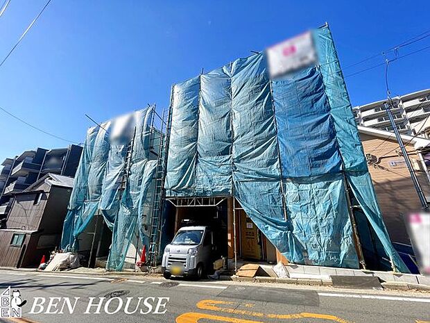 外観・アプローチから続く上質な外構と、調和のとれた佇まいが魅力。駐車動線も考慮された設計で、日常の使い勝手と景観を両立します。