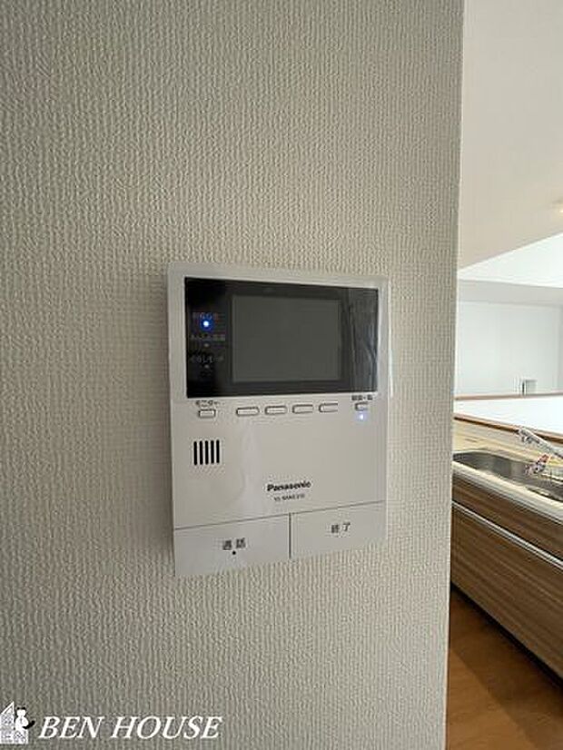 モニター付きインターフォン（同仕様参考写真）・来訪者が一目でわかるモニター付きインターフォンは、お子様のお留守番も安心です。