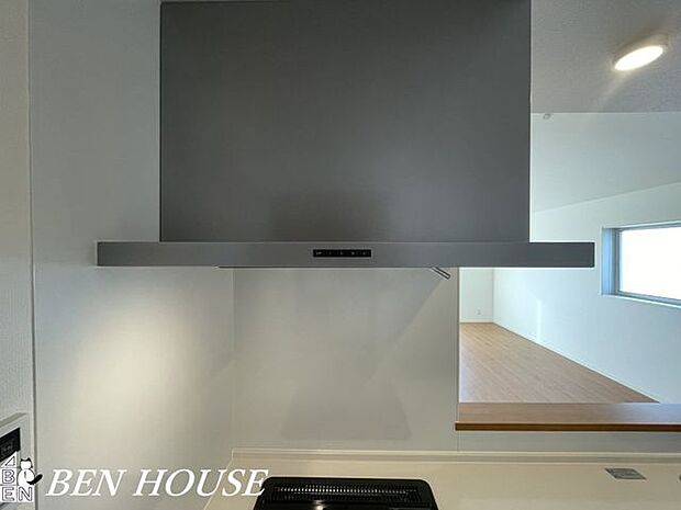 レンジフード（同仕様参考写真）・キッチンにレンジフードがあると、お料理の匂いも気になりにくく、リビングでも快適に過ごせます。