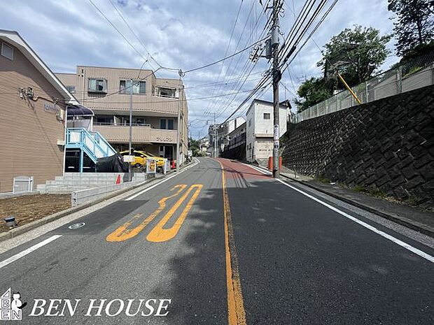 前面道路含む外観・ゆとりある前面道路に面した開放感溢れるお住まいです。見通しの良い前面道路でお車の駐車もしやすいです。