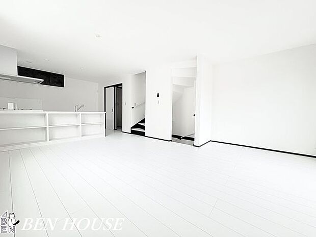 リビング・食事時にはいい香りに包まれる一体感のあるリビングは何気ない会話を楽しみながらのんびりと過ごせる空間です。