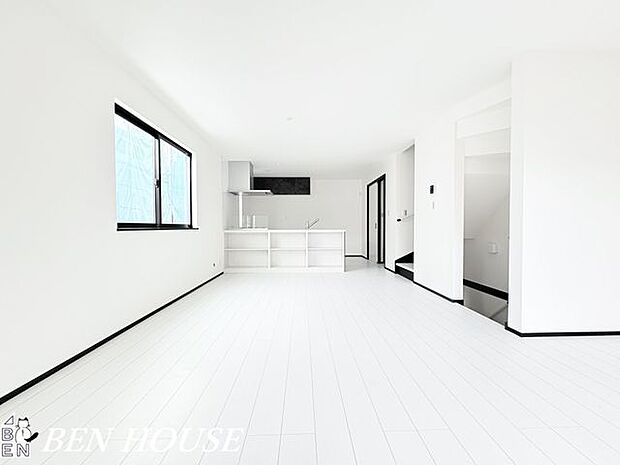 リビング・採光の良いLDKで晴れた日は室内も明るいです。風通しも良いので換気もこまめにでき一年中快適に生活ができます！