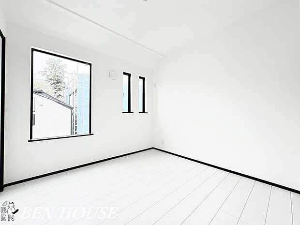 寝室・ゆとりある主寝室は大容量のクローゼット付き。大きなベッドを置いても室内が広く使える空間です。