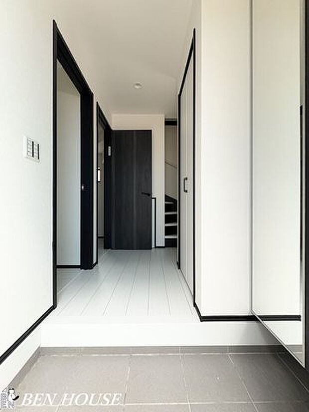 玄関・スペースに余裕のある玄関は収納も豊富。家族のお見送りやお出迎えもしやすい空間です♪