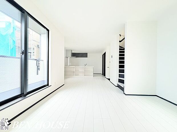 リビング・食事時にはいい香りに包まれる一体感のあるリビングは何気ない会話を楽しみながらのんびりと過ごせる空間です。