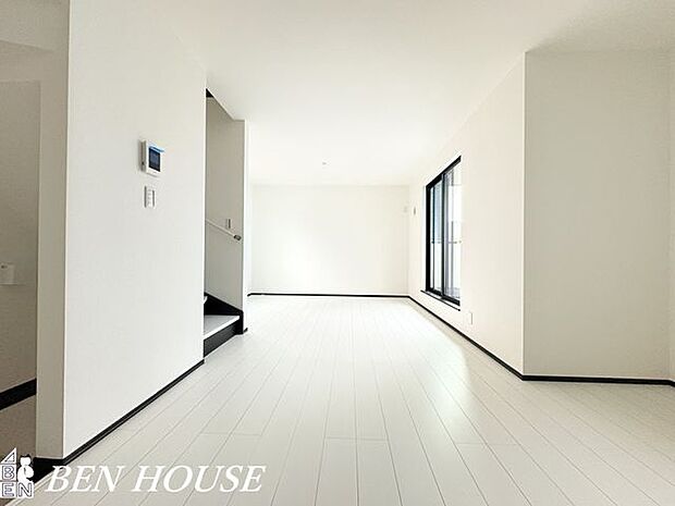 リビング・テレビやソファを置いても余裕のあるリビングは家族が集まってコミュニケーションもとりやすいです。