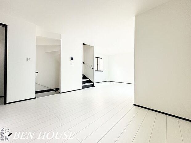 リビング・採光の良いLDKで晴れた日は室内も明るいです。風通しも良いので換気もこまめにでき一年中快適に生活ができます!