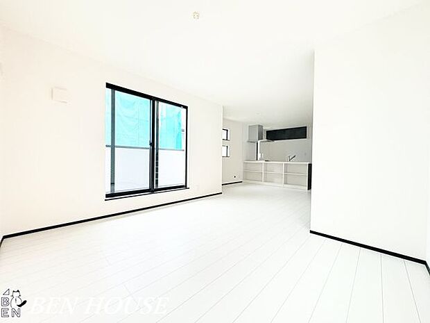 リビング・大きな窓で陽当たり良好、家族の憩いの時間ものびのび過ごせるLDKになっています。