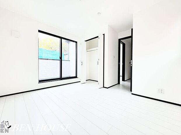 寝室・ゆとりある主寝室は大容量のクローゼット付き。大きなベッドを置いても室内が広く使える空間です。