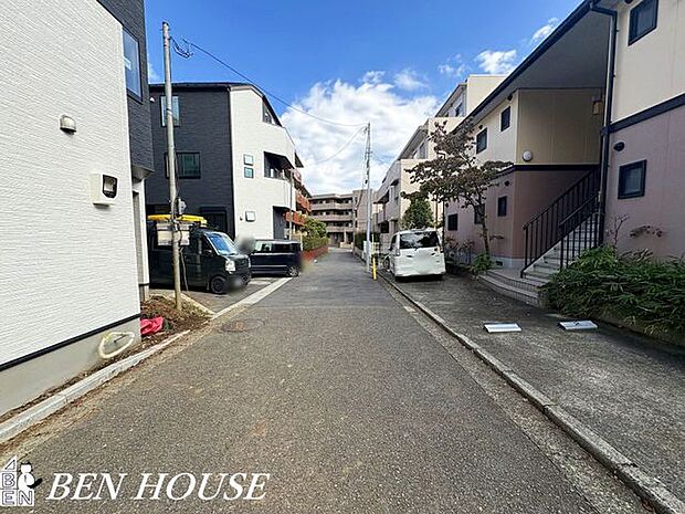 前面道路含む外観・前面道路は車の通り抜けがない私道のため、小さなお子様がいる家庭も安心な落ち着いた空間です。