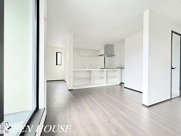 リビング・採光の良いLDKで晴れた日は室内も明るいです。風通しも良いので換気もこまめにでき一年中快適に生活ができます!