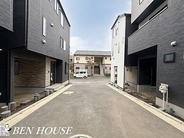 前面道路含む外観・前面道路は車の通り抜けがない私道のため、小さなお子様がいる家庭も安心な落ち着いた空間です。