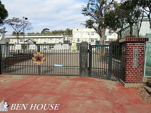 横浜市立山内小学校 徒歩4分。教育施設が近くに整った、子育て世帯も安心の住環境です。 260m