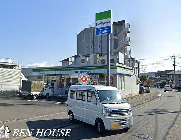 ファミリーマート横浜青葉新石川店 徒歩4分。お出かけ前やお帰りの立ち寄りにも便利なコンビニ。 250m