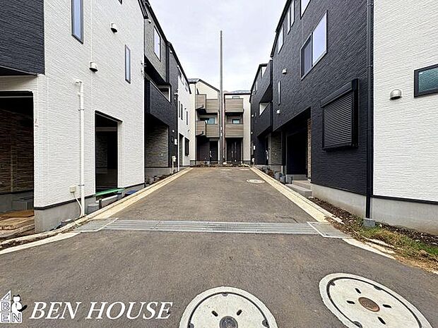 カースペース・お車利用の家族に嬉しいカースペース。障害物も少なく車庫入れもスムーズに出来ます。