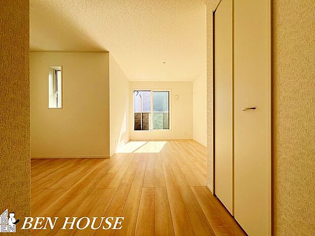 リビング・ゆったりとした広さに落ち着きある配色を合わせたリビングは、日常の喧騒をそっと和らげ、穏やかに過ごせる雰囲気を演出します。