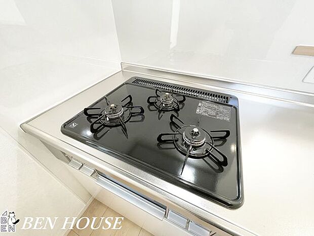 コンロ・グリル付きの三ツ口コンロです。複数の調理を同時進行できるので効率よく、家事時間の短縮にもなります。