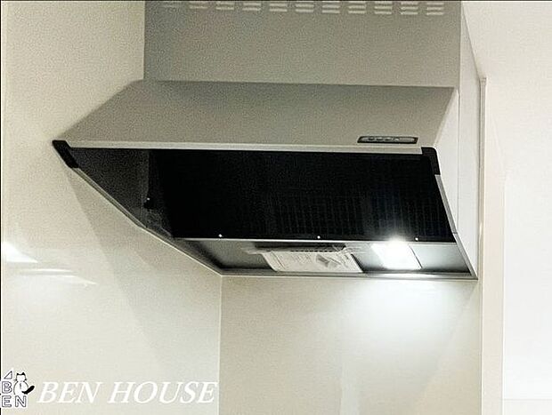 レンジフード・キッチンにレンジフードがあると、お料理の匂いも気になりにくく、リビングでも快適に過ごせます。