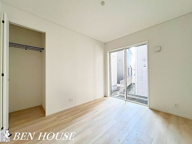 洋室・やさしい光が射し込んでいて、好みの空間で読書や音楽を楽しむ一人の時間も充実したものにできます。