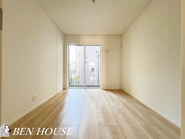 洋室・落ち着いた色調とフローリングが上質な印象の洋室。クローゼット完備で生活感をすっきり収納できる快適な居室です。