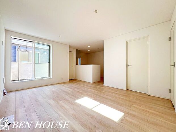 リビング・家族が自然と集まる対面仕様のリビング。家事動線や照明に配慮した設計で、日常の使い勝手が良くゆったりと寛げる居心地の良さがあります。