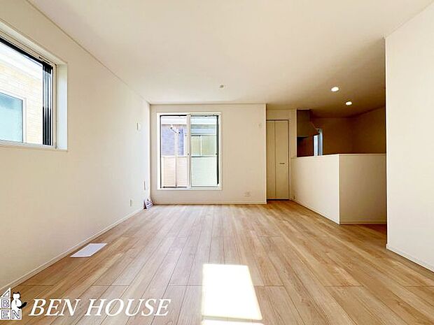 リビング・ゆったりとした広さに落ち着きある配色を合わせたリビングは、日常の喧騒をそっと和らげ、穏やかに過ごせる雰囲気を演出します。