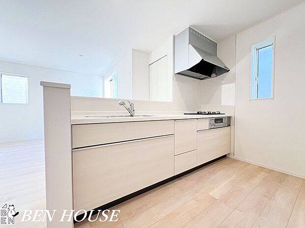 キッチン・キッチンはコミュニケーションがスムーズに取れる対面式。お料理をしながらご家族との会話も弾みそうです。