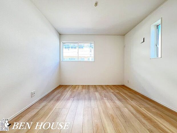 子供部屋・明るい採光とやわらかな内装が心地よい子ども部屋。収納や学習スペースを確保し、成長に合わせて使い方を変えられる設計です。