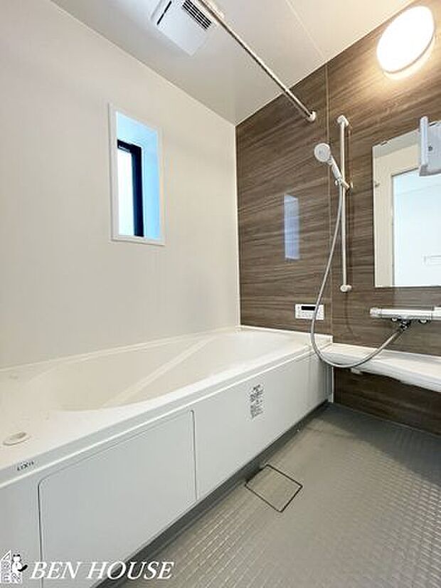 浴室(同仕様参考写真) ・広々バスルームでリラックスタイムを楽しめます。オートバスでお好きな時間に温かいお風呂に入れます。