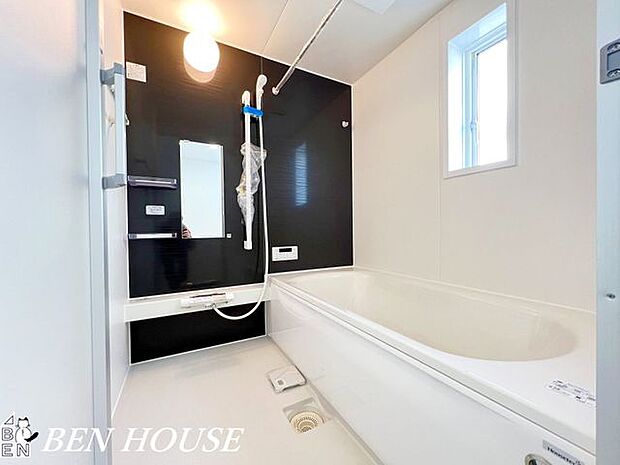 浴室・一日の疲れを癒す広々としたお風呂。脚を伸ばしてゆったりと入浴してリラックスタイムを満喫できるバスルームです。