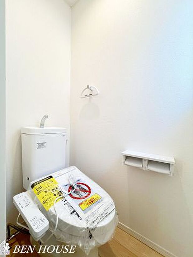 トイレ・シンプルで上質な仕上げのトイレは、清潔感のある室内照明と動線に配慮した配置が魅力。毎日のケアがしやすく快適に過ごせます。