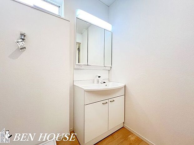 洗面台・デザイン性が高く、シンプルな洗面台です。視覚的に広がりを感じられるので、スッキリとした印象になります。生活感をあまり出したくない方にもおすすめです。