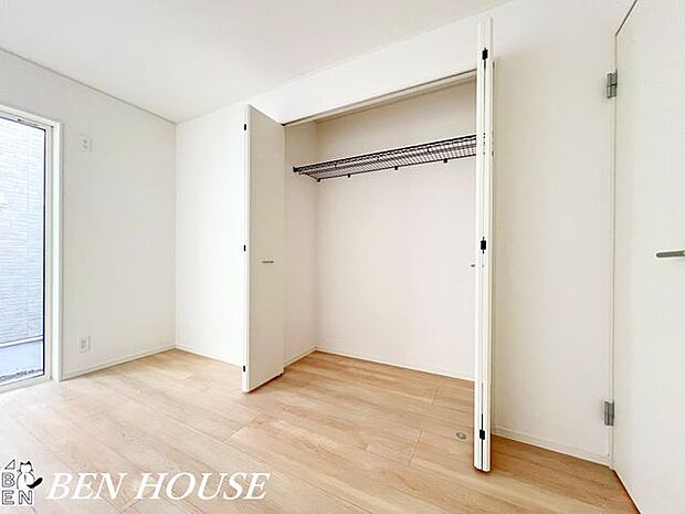 収納・住まい全体にバランスよく収納を設け、生活用品をすっきりまとめられる環境です。視界のノイズが減ることで、落ち着いた雰囲気の中で過ごしやすい空間を演出します。