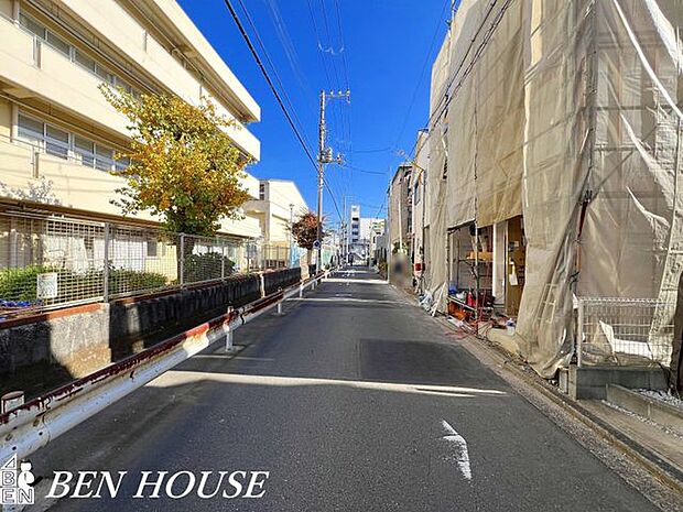 前面道路含む外観・交通量が少なく静かで落ち着いた住環境。車の出し入れもスムーズで、安心して暮らせる住宅です。