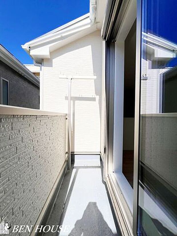 バルコニー・陽当たりと風通しに配慮したバルコニーは洗濯物の乾きやすさと居心地の良さを兼ね備え、朝夕のひとときを豊かにする屋外空間です。