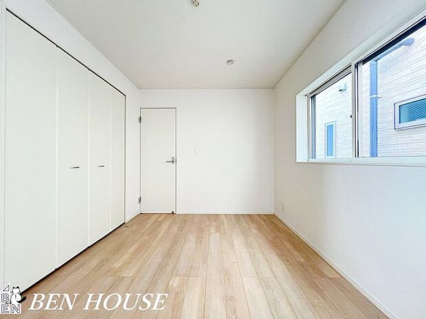 洋室・やさしい光が射し込んでいて、好みの空間で読書や音楽を楽しむ一人の時間も充実したものにできます。